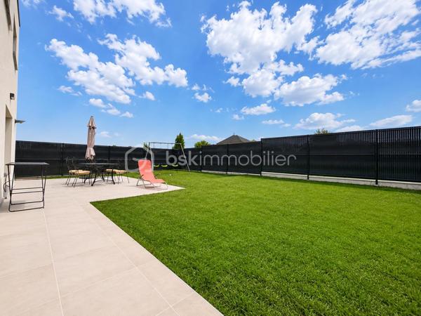🏡 PAVILLON INDIVIDUEL RÉCENT – CONSTRUCTION 2023 🏡

Découvrez cette superbe maison individuelle construite en 2023, offrant des prestations modernes et de beaux volumes pour toute la famille.

Au rez-de-chaussée, vous serez accueilli par une vaste entrée d’environ 20 m² menant à une magnifique pièce de vie lumineuse de 59 m² comprenant séjour et cuisine ouverte. Un espace bureau, une buanderie ainsi qu’un WC indépendant complètent ce niveau.

À l’étage, le palier dessert trois chambres, dont une avec accès direct à un agréable toit-terrasse. Vous y trouverez également une salle de douche avec WC.

À l’extérieur, profitez d’un jardin entièrement clôturé avec terrasse, idéal pour les moments de détente en famille ou entre amis. Un espace de stationnement macadamisé permet d’accueillir plusieurs véhicules en façade, et un garage vient compléter l’ensemble.

✅ Construction française en maçonnerie
✅ Garantie décennale sur le gros œuvre, la dalle, les châssis, la plomberie et la toiture
✅ Chauffage par poêle à granulés au rez-de-chaussée et radiateurs électriques à l’étage
✅ Ballon thermodynamique
✅ Conforme à la réglementation RT 2020
✅ Remblai réalisé – absence de vide sanitaire

Une maison récente, fonctionnelle et économique, prête à accueillir ses nouveaux propriétaires.

📞 Pour plus d’informations ou organiser une visite, contactez-moi.