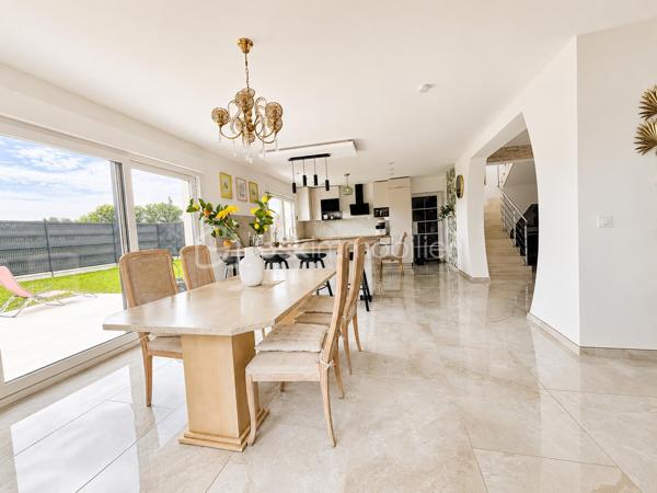 🏡 PAVILLON INDIVIDUEL RÉCENT – CONSTRUCTION 2023 🏡

Découvrez cette superbe maison individuelle construite en 2023, offrant des prestations modernes et de beaux volumes pour toute la famille.

Au rez-de-chaussée, vous serez accueilli par une vaste entrée d’environ 20 m² menant à une magnifique pièce de vie lumineuse de 59 m² comprenant séjour et cuisine ouverte. Un espace bureau, une buanderie ainsi qu’un WC indépendant complètent ce niveau.

À l’étage, le palier dessert trois chambres, dont une avec accès direct à un agréable toit-terrasse. Vous y trouverez également une salle de douche avec WC.

À l’extérieur, profitez d’un jardin entièrement clôturé avec terrasse, idéal pour les moments de détente en famille ou entre amis. Un espace de stationnement macadamisé permet d’accueillir plusieurs véhicules en façade, et un garage vient compléter l’ensemble.

✅ Construction française en maçonnerie
✅ Garantie décennale sur le gros œuvre, la dalle, les châssis, la plomberie et la toiture
✅ Chauffage par poêle à granulés au rez-de-chaussée et radiateurs électriques à l’étage
✅ Ballon thermodynamique
✅ Conforme à la réglementation RT 2020
✅ Remblai réalisé – absence de vide sanitaire

Une maison récente, fonctionnelle et économique, prête à accueillir ses nouveaux propriétaires.

📞 Pour plus d’informations ou organiser une visite, contactez-moi.