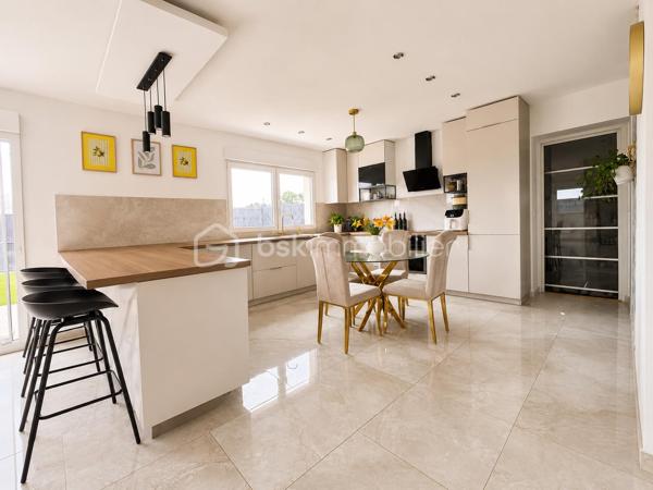 🏡 PAVILLON INDIVIDUEL RÉCENT – CONSTRUCTION 2023 🏡

Découvrez cette superbe maison individuelle construite en 2023, offrant des prestations modernes et de beaux volumes pour toute la famille.

Au rez-de-chaussée, vous serez accueilli par une vaste entrée d’environ 20 m² menant à une magnifique pièce de vie lumineuse de 59 m² comprenant séjour et cuisine ouverte. Un espace bureau, une buanderie ainsi qu’un WC indépendant complètent ce niveau.

À l’étage, le palier dessert trois chambres, dont une avec accès direct à un agréable toit-terrasse. Vous y trouverez également une salle de douche avec WC.

À l’extérieur, profitez d’un jardin entièrement clôturé avec terrasse, idéal pour les moments de détente en famille ou entre amis. Un espace de stationnement macadamisé permet d’accueillir plusieurs véhicules en façade, et un garage vient compléter l’ensemble.

✅ Construction française en maçonnerie
✅ Garantie décennale sur le gros œuvre, la dalle, les châssis, la plomberie et la toiture
✅ Chauffage par poêle à granulés au rez-de-chaussée et radiateurs électriques à l’étage
✅ Ballon thermodynamique
✅ Conforme à la réglementation RT 2020
✅ Remblai réalisé – absence de vide sanitaire

Une maison récente, fonctionnelle et économique, prête à accueillir ses nouveaux propriétaires.

📞 Pour plus d’informations ou organiser une visite, contactez-moi.