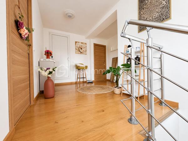 🏡 PAVILLON INDIVIDUEL RÉCENT – CONSTRUCTION 2023 🏡

Découvrez cette superbe maison individuelle construite en 2023, offrant des prestations modernes et de beaux volumes pour toute la famille.

Au rez-de-chaussée, vous serez accueilli par une vaste entrée d’environ 20 m² menant à une magnifique pièce de vie lumineuse de 59 m² comprenant séjour et cuisine ouverte. Un espace bureau, une buanderie ainsi qu’un WC indépendant complètent ce niveau.

À l’étage, le palier dessert trois chambres, dont une avec accès direct à un agréable toit-terrasse. Vous y trouverez également une salle de douche avec WC.

À l’extérieur, profitez d’un jardin entièrement clôturé avec terrasse, idéal pour les moments de détente en famille ou entre amis. Un espace de stationnement macadamisé permet d’accueillir plusieurs véhicules en façade, et un garage vient compléter l’ensemble.

✅ Construction française en maçonnerie
✅ Garantie décennale sur le gros œuvre, la dalle, les châssis, la plomberie et la toiture
✅ Chauffage par poêle à granulés au rez-de-chaussée et radiateurs électriques à l’étage
✅ Ballon thermodynamique
✅ Conforme à la réglementation RT 2020
✅ Remblai réalisé – absence de vide sanitaire

Une maison récente, fonctionnelle et économique, prête à accueillir ses nouveaux propriétaires.

📞 Pour plus d’informations ou organiser une visite, contactez-moi.
