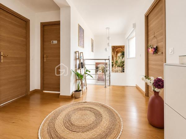 🏡 PAVILLON INDIVIDUEL RÉCENT – CONSTRUCTION 2023 🏡

Découvrez cette superbe maison individuelle construite en 2023, offrant des prestations modernes et de beaux volumes pour toute la famille.

Au rez-de-chaussée, vous serez accueilli par une vaste entrée d’environ 20 m² menant à une magnifique pièce de vie lumineuse de 59 m² comprenant séjour et cuisine ouverte. Un espace bureau, une buanderie ainsi qu’un WC indépendant complètent ce niveau.

À l’étage, le palier dessert trois chambres, dont une avec accès direct à un agréable toit-terrasse. Vous y trouverez également une salle de douche avec WC.

À l’extérieur, profitez d’un jardin entièrement clôturé avec terrasse, idéal pour les moments de détente en famille ou entre amis. Un espace de stationnement macadamisé permet d’accueillir plusieurs véhicules en façade, et un garage vient compléter l’ensemble.

✅ Construction française en maçonnerie
✅ Garantie décennale sur le gros œuvre, la dalle, les châssis, la plomberie et la toiture
✅ Chauffage par poêle à granulés au rez-de-chaussée et radiateurs électriques à l’étage
✅ Ballon thermodynamique
✅ Conforme à la réglementation RT 2020
✅ Remblai réalisé – absence de vide sanitaire

Une maison récente, fonctionnelle et économique, prête à accueillir ses nouveaux propriétaires.

📞 Pour plus d’informations ou organiser une visite, contactez-moi.
