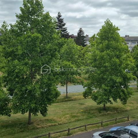 Situé au cœur du quartier Monplaisir à Angers, cet appartement bénéficie d'un emplacement particulièrement recherché grâce à ses nombreux atouts de mobilité et au vaste programme de rénovation urbaine en cours.

Le tramway est au pied de l'immeuble, permettant de rejoindre rapidement le centre-ville d'Angers.
Arrêt de bus à seulement 2 minutes à pied avec liaisons directes vers le centre-ville et les principaux pôles d'activités.
Université et établissements d'enseignement supérieur accessibles en moins de 15 minutes, un véritable avantage pour la location étudiante ou les jeunes actifs. Accès rocade!

Le quartier Monplaisir connaît actuellement une importante transformation grâce aux investissements réalisés dans le cadre du renouvellement urbain : réaménagement des espaces publics, modernisation des équipements, amélioration du cadre de vie et développement des services. Des évolutions qui renforcent l'attractivité du secteur et offrent un potentiel de valorisation intéressant pour les années à venir.

Appartement T3 de 68 m² situé au 2ᵉ étage, sans ascenseur, comprenant :

Une entrée
Un séjour lumineux
Une cuisine indépendante
Un couloir dessert l'espace nuit, offrant une séparation agréable avec l'espace de vie.
Deux chambres
Une salle de bains
Un WC séparé
Les points forts :

✅ Tramway au pied de la résidence
✅ Bus à 2 minutes
✅ Université à moins de 15 minutes
✅ Quartier en pleine mutation et valorisation
✅ Appartement lumineux
✅ Bonne distribution des pièces
✅ Libre de toute occupation
✅ Idéal résidence principale ou investissement locatif

Informations complémentaires :
Surface : 68 m²
Type : T3
Étage : 2/5
Chauffage collectif par réseau de chaleur
DPE : D 
Charge de Copropriété: 162 euros par mois

Une opportunité rare pour investir dans un quartier en plein renouveau, bénéficiant d'excellentes connexions de transport et d'un fort potentiel de valorisation.

📞 Halima Perrinelle – BSK Immobilier - 06 73 65 89 34 - h.perrinelle@bskimmobilier.com