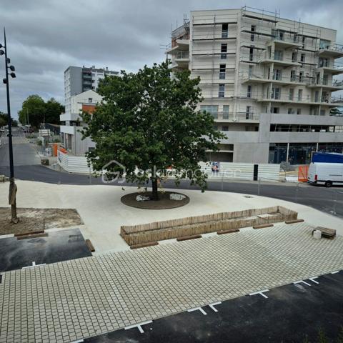 Situé au cœur du quartier Monplaisir à Angers, cet appartement bénéficie d'un emplacement particulièrement recherché grâce à ses nombreux atouts de mobilité et au vaste programme de rénovation urbaine en cours.

Le tramway est au pied de l'immeuble, permettant de rejoindre rapidement le centre-ville d'Angers.
Arrêt de bus à seulement 2 minutes à pied avec liaisons directes vers le centre-ville et les principaux pôles d'activités.
Université et établissements d'enseignement supérieur accessibles en moins de 15 minutes, un véritable avantage pour la location étudiante ou les jeunes actifs. Accès rocade!

Le quartier Monplaisir connaît actuellement une importante transformation grâce aux investissements réalisés dans le cadre du renouvellement urbain : réaménagement des espaces publics, modernisation des équipements, amélioration du cadre de vie et développement des services. Des évolutions qui renforcent l'attractivité du secteur et offrent un potentiel de valorisation intéressant pour les années à venir.

Appartement T3 de 68 m² situé au 2ᵉ étage, sans ascenseur, comprenant :

Une entrée
Un séjour lumineux
Une cuisine indépendante
Un couloir dessert l'espace nuit, offrant une séparation agréable avec l'espace de vie.
Deux chambres
Une salle de bains
Un WC séparé
Les points forts :

✅ Tramway au pied de la résidence
✅ Bus à 2 minutes
✅ Université à moins de 15 minutes
✅ Quartier en pleine mutation et valorisation
✅ Appartement lumineux
✅ Bonne distribution des pièces
✅ Libre de toute occupation
✅ Idéal résidence principale ou investissement locatif

Informations complémentaires :
Surface : 68 m²
Type : T3
Étage : 2/5
Chauffage collectif par réseau de chaleur
DPE : D 
Charge de Copropriété: 162 euros par mois

Une opportunité rare pour investir dans un quartier en plein renouveau, bénéficiant d'excellentes connexions de transport et d'un fort potentiel de valorisation.

📞 Halima Perrinelle – BSK Immobilier - 06 73 65 89 34 - h.perrinelle@bskimmobilier.com