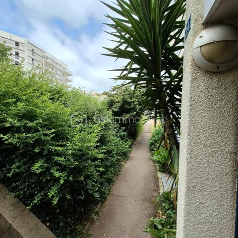 Situé au cœur du quartier Monplaisir à Angers, cet appartement bénéficie d'un emplacement particulièrement recherché grâce à ses nombreux atouts de mobilité et au vaste programme de rénovation urbaine en cours.

Le tramway est au pied de l'immeuble, permettant de rejoindre rapidement le centre-ville d'Angers.
Arrêt de bus à seulement 2 minutes à pied avec liaisons directes vers le centre-ville et les principaux pôles d'activités.
Université et établissements d'enseignement supérieur accessibles en moins de 15 minutes, un véritable avantage pour la location étudiante ou les jeunes actifs. Accès rocade!

Le quartier Monplaisir connaît actuellement une importante transformation grâce aux investissements réalisés dans le cadre du renouvellement urbain : réaménagement des espaces publics, modernisation des équipements, amélioration du cadre de vie et développement des services. Des évolutions qui renforcent l'attractivité du secteur et offrent un potentiel de valorisation intéressant pour les années à venir.

Appartement T3 de 68 m² situé au 2ᵉ étage, sans ascenseur, comprenant :

Une entrée
Un séjour lumineux
Une cuisine indépendante
Un couloir dessert l'espace nuit, offrant une séparation agréable avec l'espace de vie.
Deux chambres
Une salle de bains
Un WC séparé
Les points forts :

✅ Tramway au pied de la résidence
✅ Bus à 2 minutes
✅ Université à moins de 15 minutes
✅ Quartier en pleine mutation et valorisation
✅ Appartement lumineux
✅ Bonne distribution des pièces
✅ Libre de toute occupation
✅ Idéal résidence principale ou investissement locatif

Informations complémentaires :
Surface : 68 m²
Type : T3
Étage : 2/5
Chauffage collectif par réseau de chaleur
DPE : D 
Charge de Copropriété: 162 euros par mois

Une opportunité rare pour investir dans un quartier en plein renouveau, bénéficiant d'excellentes connexions de transport et d'un fort potentiel de valorisation.

📞 Halima Perrinelle – BSK Immobilier - 06 73 65 89 34 - h.perrinelle@bskimmobilier.com