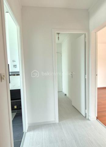 Situé au cœur du quartier Monplaisir à Angers, cet appartement bénéficie d'un emplacement particulièrement recherché grâce à ses nombreux atouts de mobilité et au vaste programme de rénovation urbaine en cours.

Le tramway est au pied de l'immeuble, permettant de rejoindre rapidement le centre-ville d'Angers.
Arrêt de bus à seulement 2 minutes à pied avec liaisons directes vers le centre-ville et les principaux pôles d'activités.
Université et établissements d'enseignement supérieur accessibles en moins de 15 minutes, un véritable avantage pour la location étudiante ou les jeunes actifs. Accès rocade!

Le quartier Monplaisir connaît actuellement une importante transformation grâce aux investissements réalisés dans le cadre du renouvellement urbain : réaménagement des espaces publics, modernisation des équipements, amélioration du cadre de vie et développement des services. Des évolutions qui renforcent l'attractivité du secteur et offrent un potentiel de valorisation intéressant pour les années à venir.

Appartement T3 de 68 m² situé au 2ᵉ étage, sans ascenseur, comprenant :

Une entrée
Un séjour lumineux
Une cuisine indépendante
Un couloir dessert l'espace nuit, offrant une séparation agréable avec l'espace de vie.
Deux chambres
Une salle de bains
Un WC séparé
Les points forts :

✅ Tramway au pied de la résidence
✅ Bus à 2 minutes
✅ Université à moins de 15 minutes
✅ Quartier en pleine mutation et valorisation
✅ Appartement lumineux
✅ Bonne distribution des pièces
✅ Libre de toute occupation
✅ Idéal résidence principale ou investissement locatif

Informations complémentaires :
Surface : 68 m²
Type : T3
Étage : 2/5
Chauffage collectif par réseau de chaleur
DPE : D 
Charge de Copropriété: 162 euros par mois

Une opportunité rare pour investir dans un quartier en plein renouveau, bénéficiant d'excellentes connexions de transport et d'un fort potentiel de valorisation.

📞 Halima Perrinelle – BSK Immobilier - 06 73 65 89 34 - h.perrinelle@bskimmobilier.com
