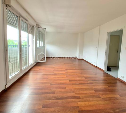 Situé au cœur du quartier Monplaisir à Angers, cet appartement bénéficie d'un emplacement particulièrement recherché grâce à ses nombreux atouts de mobilité et au vaste programme de rénovation urbaine en cours.

Le tramway est au pied de l'immeuble, permettant de rejoindre rapidement le centre-ville d'Angers.
Arrêt de bus à seulement 2 minutes à pied avec liaisons directes vers le centre-ville et les principaux pôles d'activités.
Université et établissements d'enseignement supérieur accessibles en moins de 15 minutes, un véritable avantage pour la location étudiante ou les jeunes actifs. Accès rocade!

Le quartier Monplaisir connaît actuellement une importante transformation grâce aux investissements réalisés dans le cadre du renouvellement urbain : réaménagement des espaces publics, modernisation des équipements, amélioration du cadre de vie et développement des services. Des évolutions qui renforcent l'attractivité du secteur et offrent un potentiel de valorisation intéressant pour les années à venir.

Appartement T3 de 68 m² situé au 2ᵉ étage, sans ascenseur, comprenant :

Une entrée
Un séjour lumineux
Une cuisine indépendante
Un couloir dessert l'espace nuit, offrant une séparation agréable avec l'espace de vie.
Deux chambres
Une salle de bains
Un WC séparé
Les points forts :

✅ Tramway au pied de la résidence
✅ Bus à 2 minutes
✅ Université à moins de 15 minutes
✅ Quartier en pleine mutation et valorisation
✅ Appartement lumineux
✅ Bonne distribution des pièces
✅ Libre de toute occupation
✅ Idéal résidence principale ou investissement locatif

Informations complémentaires :
Surface : 68 m²
Type : T3
Étage : 2/5
Chauffage collectif par réseau de chaleur
DPE : D 
Charge de Copropriété: 162 euros par mois

Une opportunité rare pour investir dans un quartier en plein renouveau, bénéficiant d'excellentes connexions de transport et d'un fort potentiel de valorisation.

📞 Halima Perrinelle – BSK Immobilier - 06 73 65 89 34 - h.perrinelle@bskimmobilier.com