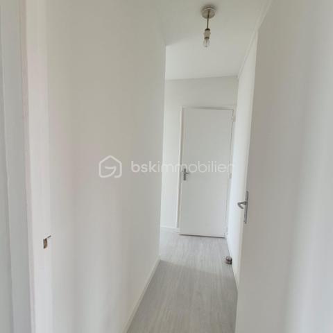 Situé au cœur du quartier Monplaisir à Angers, cet appartement bénéficie d'un emplacement particulièrement recherché grâce à ses nombreux atouts de mobilité et au vaste programme de rénovation urbaine en cours.

Le tramway est au pied de l'immeuble, permettant de rejoindre rapidement le centre-ville d'Angers.
Arrêt de bus à seulement 2 minutes à pied avec liaisons directes vers le centre-ville et les principaux pôles d'activités.
Université et établissements d'enseignement supérieur accessibles en moins de 15 minutes, un véritable avantage pour la location étudiante ou les jeunes actifs. Accès rocade!

Le quartier Monplaisir connaît actuellement une importante transformation grâce aux investissements réalisés dans le cadre du renouvellement urbain : réaménagement des espaces publics, modernisation des équipements, amélioration du cadre de vie et développement des services. Des évolutions qui renforcent l'attractivité du secteur et offrent un potentiel de valorisation intéressant pour les années à venir.

Appartement T3 de 68 m² situé au 2ᵉ étage, sans ascenseur, comprenant :

Une entrée
Un séjour lumineux
Une cuisine indépendante
Un couloir dessert l'espace nuit, offrant une séparation agréable avec l'espace de vie.
Deux chambres
Une salle de bains
Un WC séparé
Les points forts :

✅ Tramway au pied de la résidence
✅ Bus à 2 minutes
✅ Université à moins de 15 minutes
✅ Quartier en pleine mutation et valorisation
✅ Appartement lumineux
✅ Bonne distribution des pièces
✅ Libre de toute occupation
✅ Idéal résidence principale ou investissement locatif

Informations complémentaires :
Surface : 68 m²
Type : T3
Étage : 2/5
Chauffage collectif par réseau de chaleur
DPE : D 
Charge de Copropriété: 162 euros par mois

Une opportunité rare pour investir dans un quartier en plein renouveau, bénéficiant d'excellentes connexions de transport et d'un fort potentiel de valorisation.

📞 Halima Perrinelle – BSK Immobilier - 06 73 65 89 34 - h.perrinelle@bskimmobilier.com