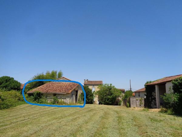 Maison à rénover de 45 m², Terrain de 5020 m² dont 420 m2 constructibles, une partie de vignes.