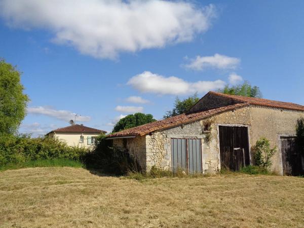 Maison à rénover de 45 m², Terrain de 5020 m² dont 420 m2 constructibles, une partie de vignes.
