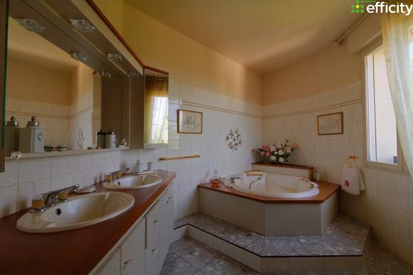Maison
         7 pièces
        - 180 m² Bien prestige 550 000 € *