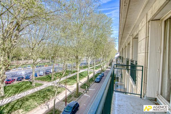 Versailles centre Avenue de Paris Appartement 4 pièces 83 m² situé au 3ème étage avec ascenseur, balcon, cave et parking €620 000 ** - Référence 27328