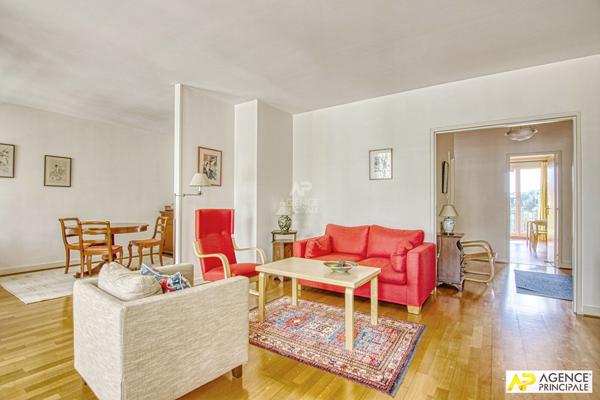 Versailles centre Avenue de Paris Appartement 4 pièces 83 m² situé au 3ème étage avec ascenseur, balcon, cave et parking €620 000 ** - Référence 27328