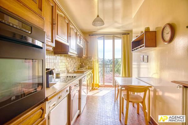 Versailles centre Avenue de Paris Appartement 4 pièces 83 m² situé au 3ème étage avec ascenseur, balcon, cave et parking €620 000 ** - Référence 27328