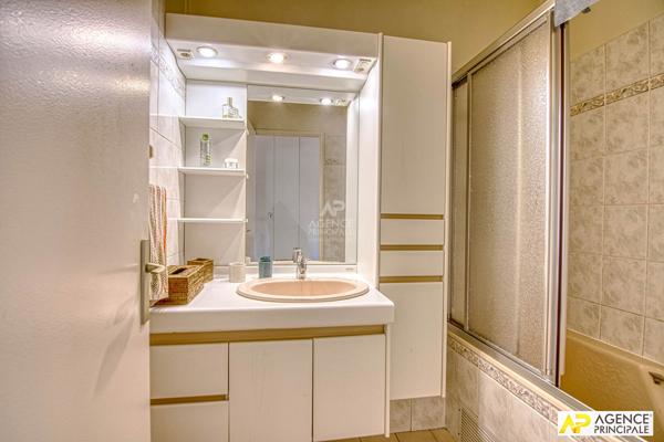 Versailles centre Avenue de Paris Appartement 4 pièces 83 m² situé au 3ème étage avec ascenseur, balcon, cave et parking €620 000 ** - Référence 27328