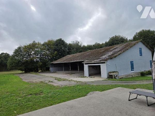 HAMBERS- En campagne, maison en pierres avec ses dépendances.

Maison d'habitation comprenant...