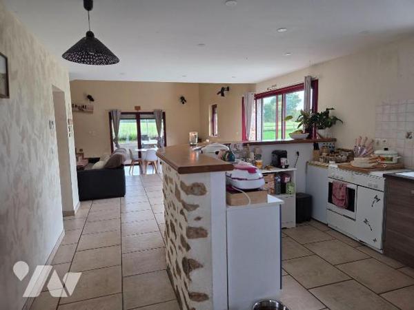 HAMBERS- En campagne, maison en pierres avec ses dépendances.

Maison d'habitation comprenant...