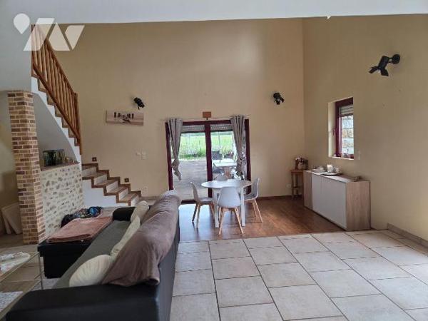 HAMBERS- En campagne, maison en pierres avec ses dépendances.

Maison d'habitation comprenant...