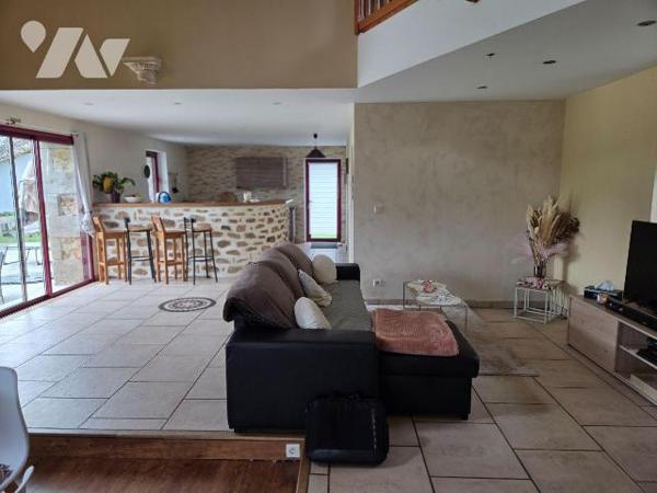 HAMBERS- En campagne, maison en pierres avec ses dépendances.

Maison d'habitation comprenant...