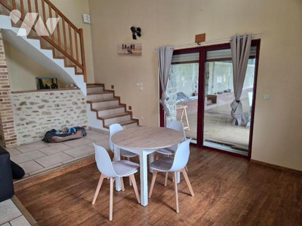 HAMBERS- En campagne, maison en pierres avec ses dépendances.

Maison d'habitation comprenant...