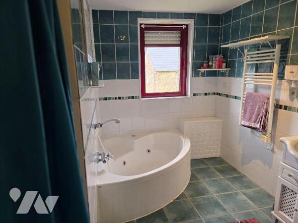 HAMBERS- En campagne, maison en pierres avec ses dépendances.

Maison d'habitation comprenant...