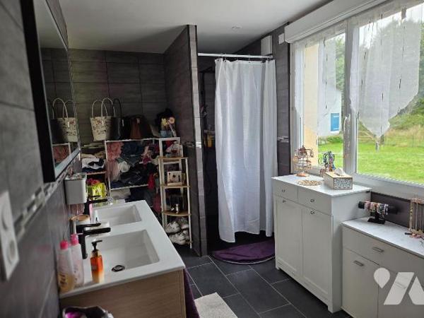 HAMBERS- En campagne, maison en pierres avec ses dépendances.

Maison d'habitation comprenant...