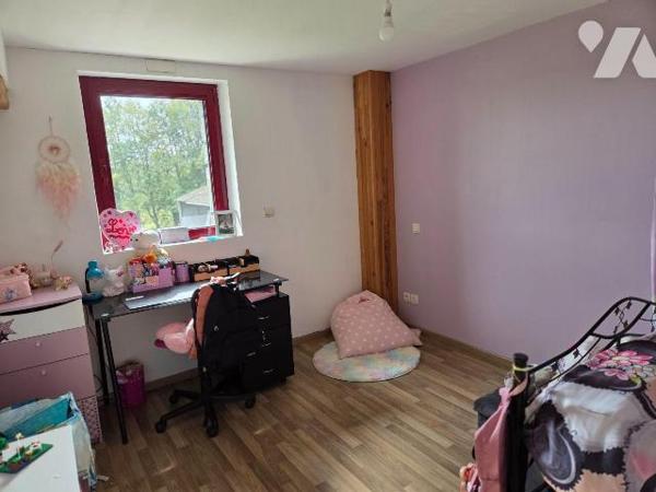 HAMBERS- En campagne, maison en pierres avec ses dépendances.

Maison d'habitation comprenant...