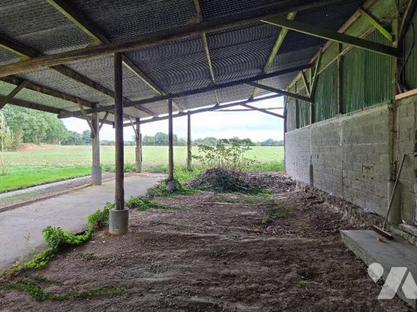 HAMBERS- En campagne, maison en pierres avec ses dépendances.

Maison d'habitation comprenant...