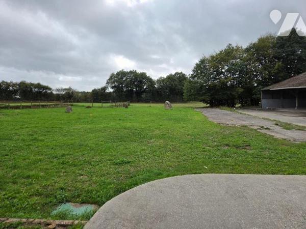 HAMBERS- En campagne, maison en pierres avec ses dépendances.

Maison d'habitation comprenant...