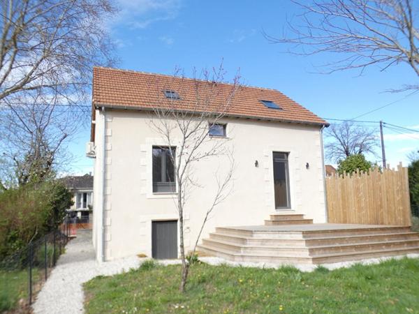 Maison renovée entirement à Montignac Lascaux avec 3 chambres, bureau et jardin