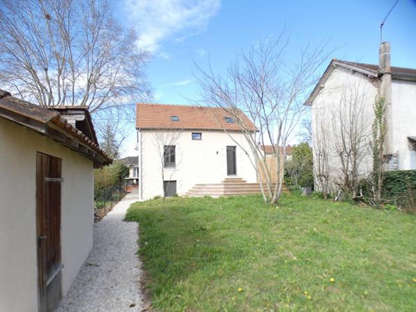 Maison renovée entirement à Montignac Lascaux avec 3 chambres, bureau et jardin