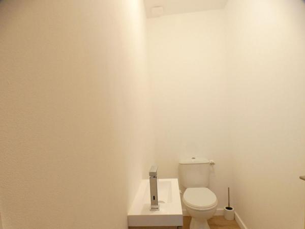 Maison renovée entirement à Montignac Lascaux avec 3 chambres, bureau et jardin