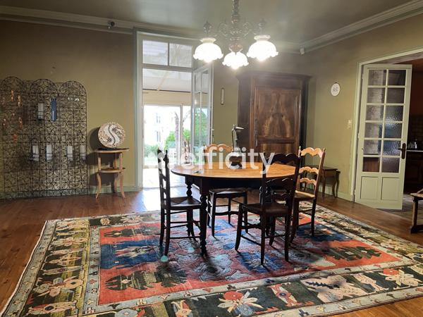 Maison 8 pièces - 302 m²