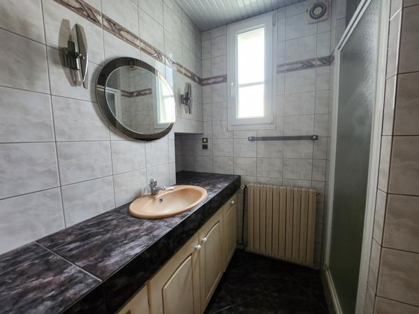 Luçon (85400) Maison au calme en centre ville de Luçon avec jardin et dépendance