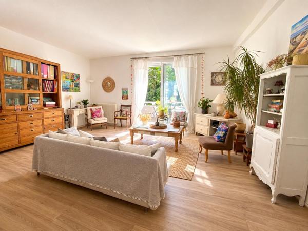 COUP DE COEUR APPARTEMENT AVEC 2 BALCONS ET GARAGE DANS UN ECRIN DE VERDURE A DEUX PAS DE LA MER ET DU CENTRE !