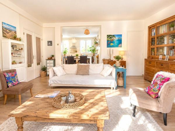 COUP DE COEUR APPARTEMENT AVEC 2 BALCONS ET GARAGE DANS UN ECRIN DE VERDURE A DEUX PAS DE LA MER ET DU CENTRE !