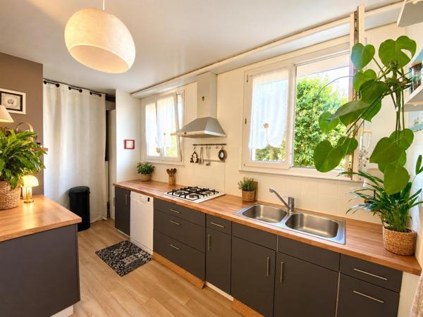 COUP DE COEUR APPARTEMENT AVEC 2 BALCONS ET GARAGE DANS UN ECRIN DE VERDURE A DEUX PAS DE LA MER ET DU CENTRE !