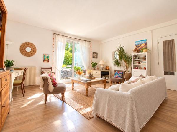 COUP DE COEUR APPARTEMENT AVEC 2 BALCONS ET GARAGE DANS UN ECRIN DE VERDURE A DEUX PAS DE LA MER ET DU CENTRE !