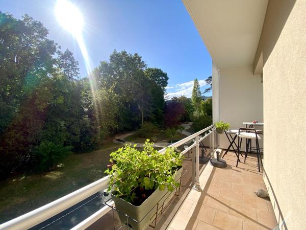 COUP DE COEUR APPARTEMENT AVEC 2 BALCONS ET GARAGE DANS UN ECRIN DE VERDURE A DEUX PAS DE LA MER ET DU CENTRE !