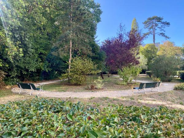 COUP DE COEUR APPARTEMENT AVEC 2 BALCONS ET GARAGE DANS UN ECRIN DE VERDURE A DEUX PAS DE LA MER ET DU CENTRE !