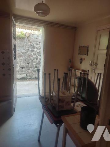 A AURILLAC (CANTAL), proche du centre-ville, une maison mitoyenne à rénover
comprenant, au rez...