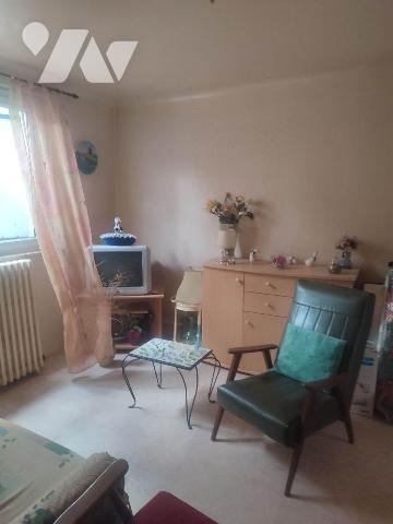 A AURILLAC (CANTAL), proche du centre-ville, une maison mitoyenne à rénover
comprenant, au rez...