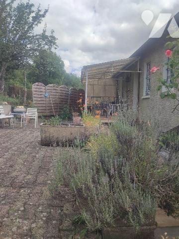 A AURILLAC (CANTAL), proche du centre-ville, une maison mitoyenne à rénover
comprenant, au rez...