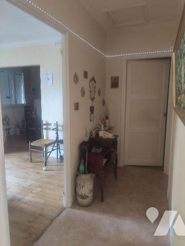 A AURILLAC (CANTAL), proche du centre-ville, une maison mitoyenne à rénover
comprenant, au rez...