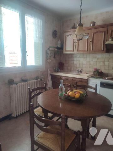 A AURILLAC (CANTAL), proche du centre-ville, une maison mitoyenne à rénover
comprenant, au rez...