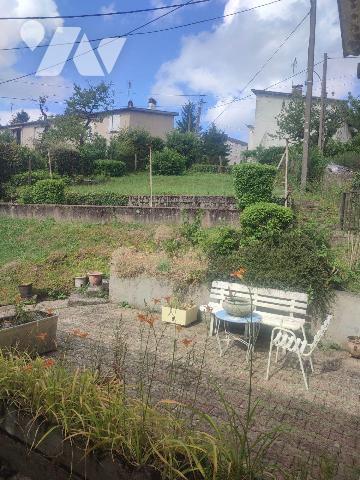 A AURILLAC (CANTAL), proche du centre-ville, une maison mitoyenne à rénover
comprenant, au rez...