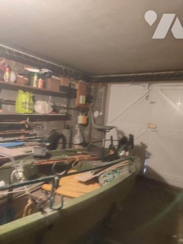 A AURILLAC (CANTAL), proche du centre-ville, une maison mitoyenne à rénover
comprenant, au rez...