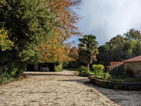 AUBIGNY-LES CLOUZEAUX Maison en pierre 186 m² charme champêtre avec grand parc env. 1 HA