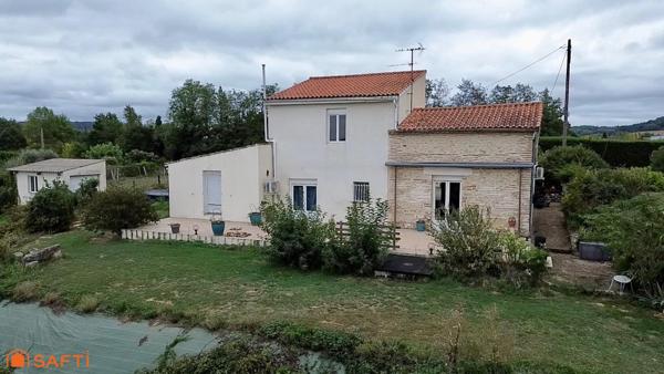 Maison familiale avec dépendances, vaste terrain et vue dégagée sur le Lot