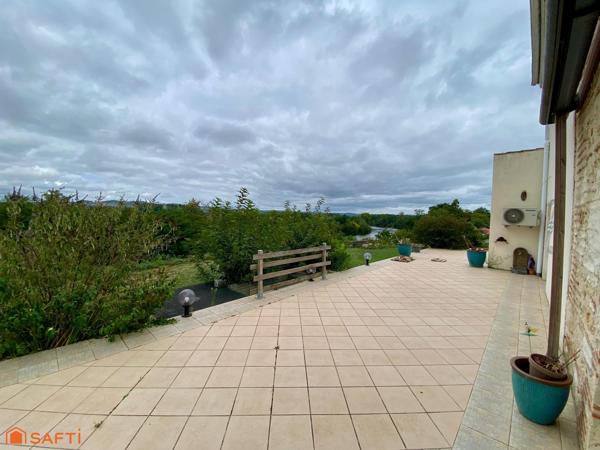 Maison familiale avec dépendances, vaste terrain et vue dégagée sur le Lot
