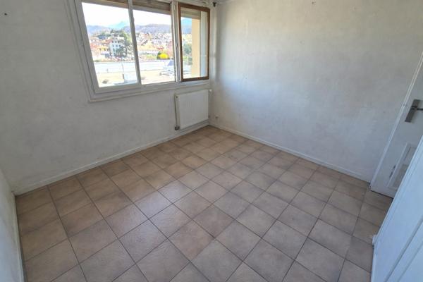 EMPLACEMENT IDÉAL – DERNIER ÉTAGE – VUE DÉGAGÉE